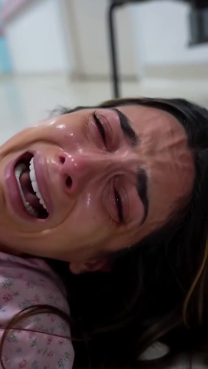 La bofetada del doctor que salvó a una madre de una terrible traición