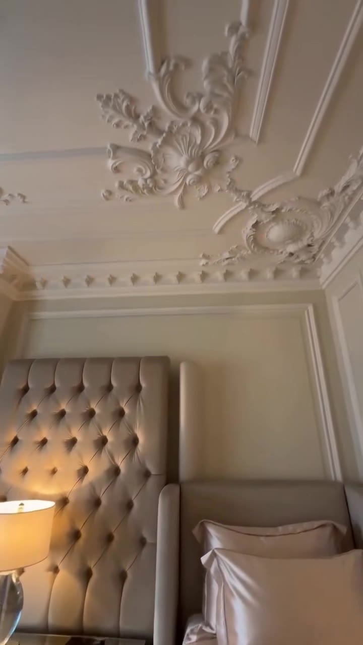La sirvienta descubrió el oscuro secreto de sus patrones oculto en una almohada
