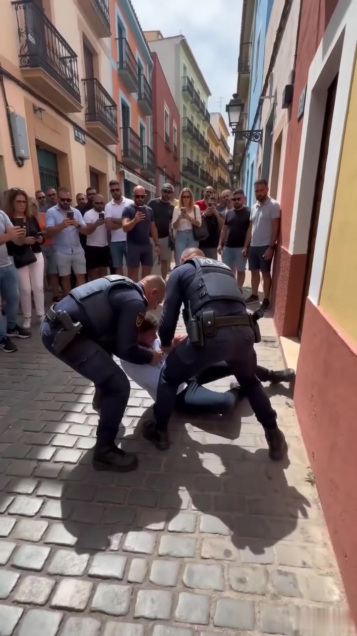 La traición de mi propio esposo me llevó a las esposas ante todo el pueblo