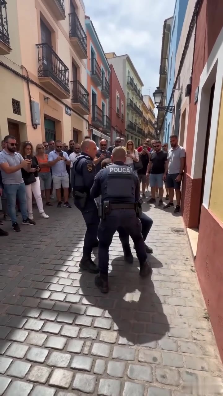 La traición de mi propio esposo me llevó a las esposas ante todo el pueblo