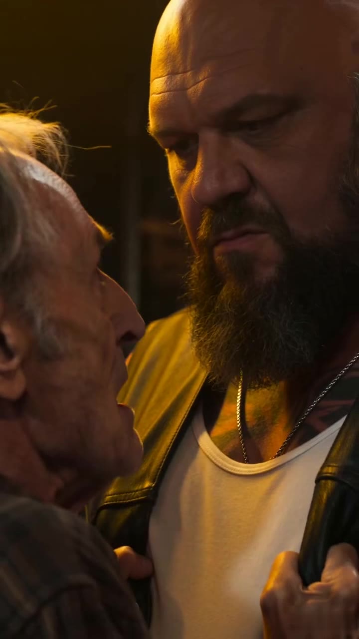 Le secret bouleversant derrière le face-à-face entre ce vieil homme et ce redoutable motard
