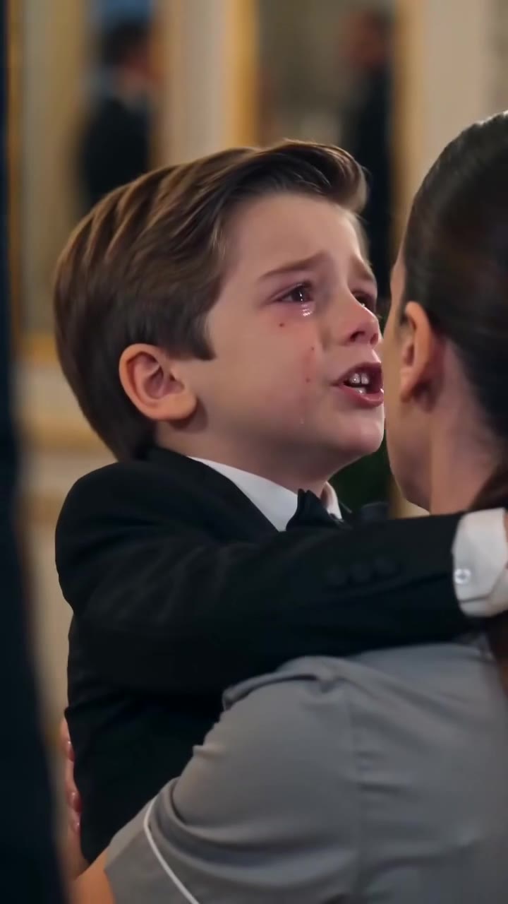 Le secret du château : mon fils m'a reconnue sous mon uniforme de ménage