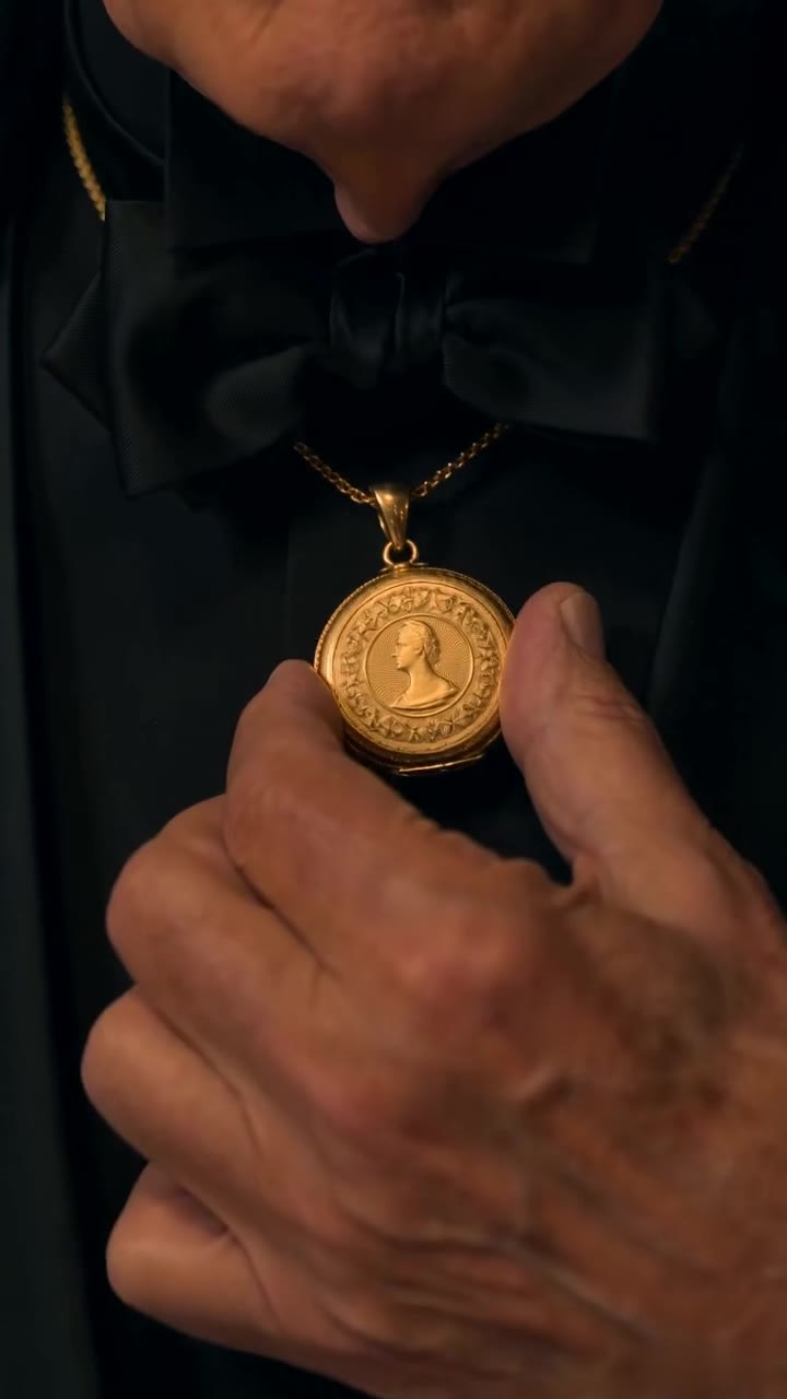 Le secret d'un mystérieux médaillon d'or bouleverse le destin d'une riche famille