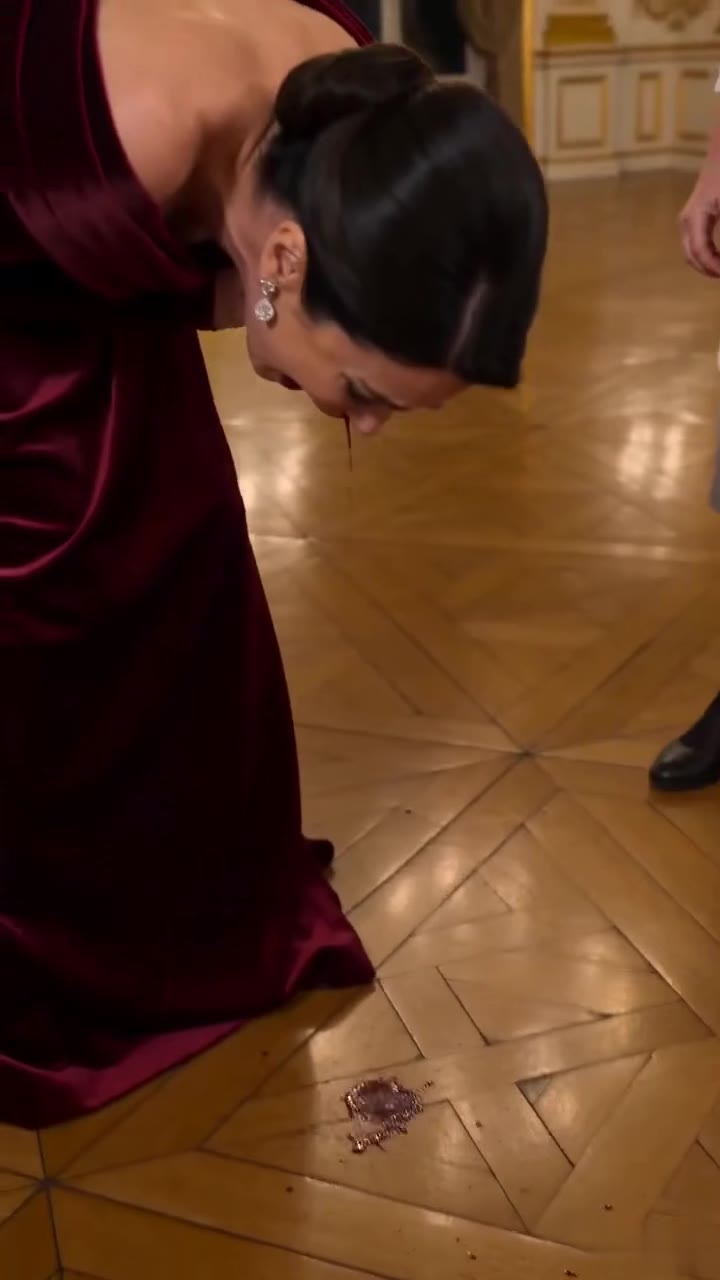 Le secret sanglant derrière la robe rouge de cette riche héritière