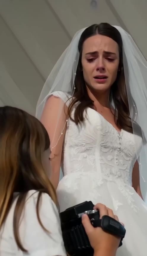The Little Girl with a Vintage Camera Who Exposed a Groom's Cruel Wedding Secret