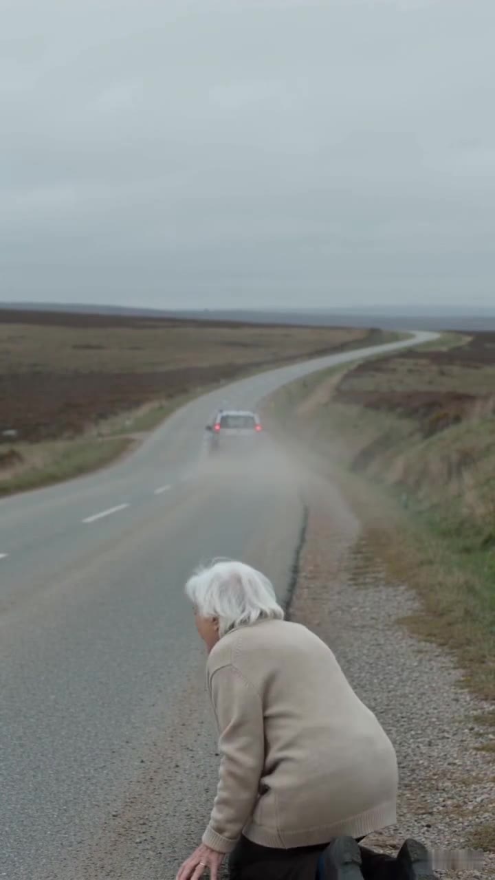 Ma propre fille m'a abandonnée sur une route déserte pour voler ma maison