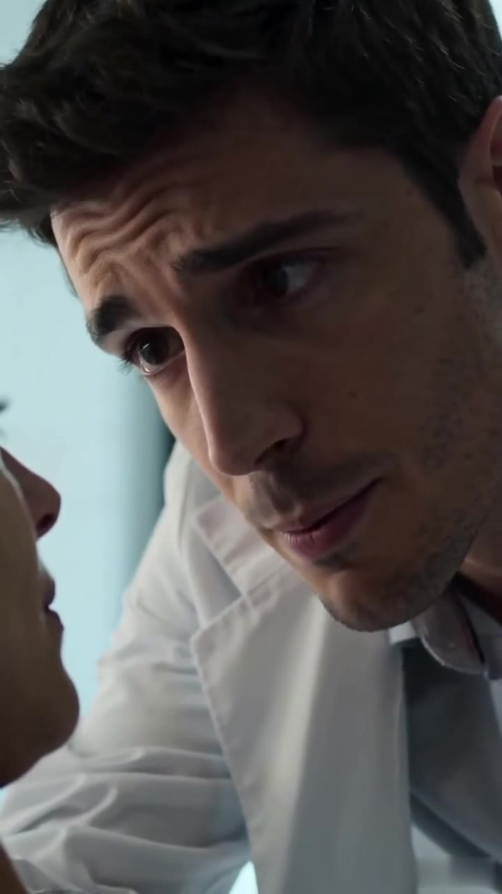 El médico arrogante humilló a un anciano sin saber quién era en realidad