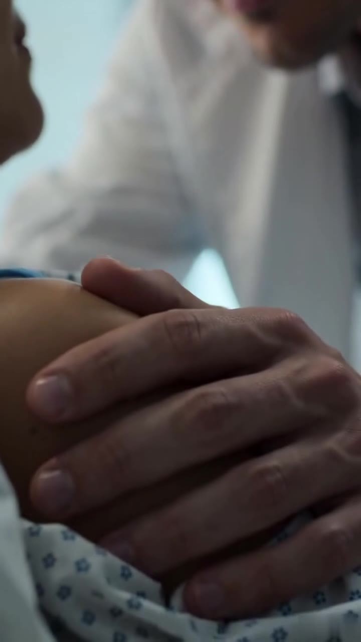 Un médico arrogante juzgó a un anciano sencillo sin saber quién era en realidad