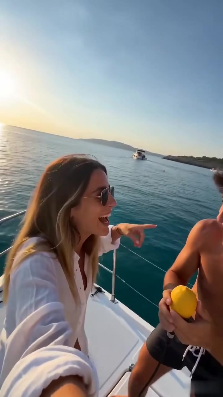 Mi mejor amiga empujó a mi esposo al mar por celos y descubrí su terrible secreto
