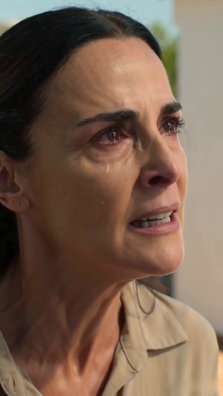 Mi cuidadora me tiró al suelo, pero mi hermano militar llegó justo a tiempo