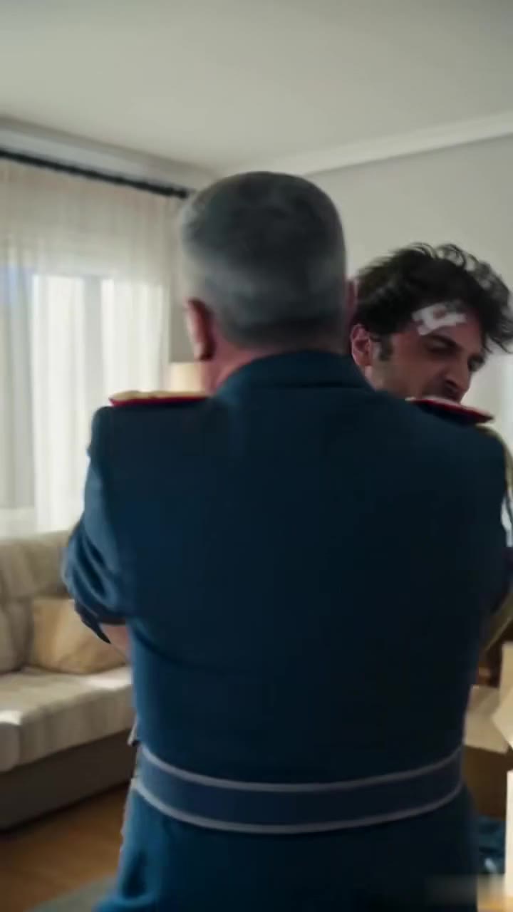 Mi esposo me acorraló entre cajas de mudanza y un coronel retirado me salvó