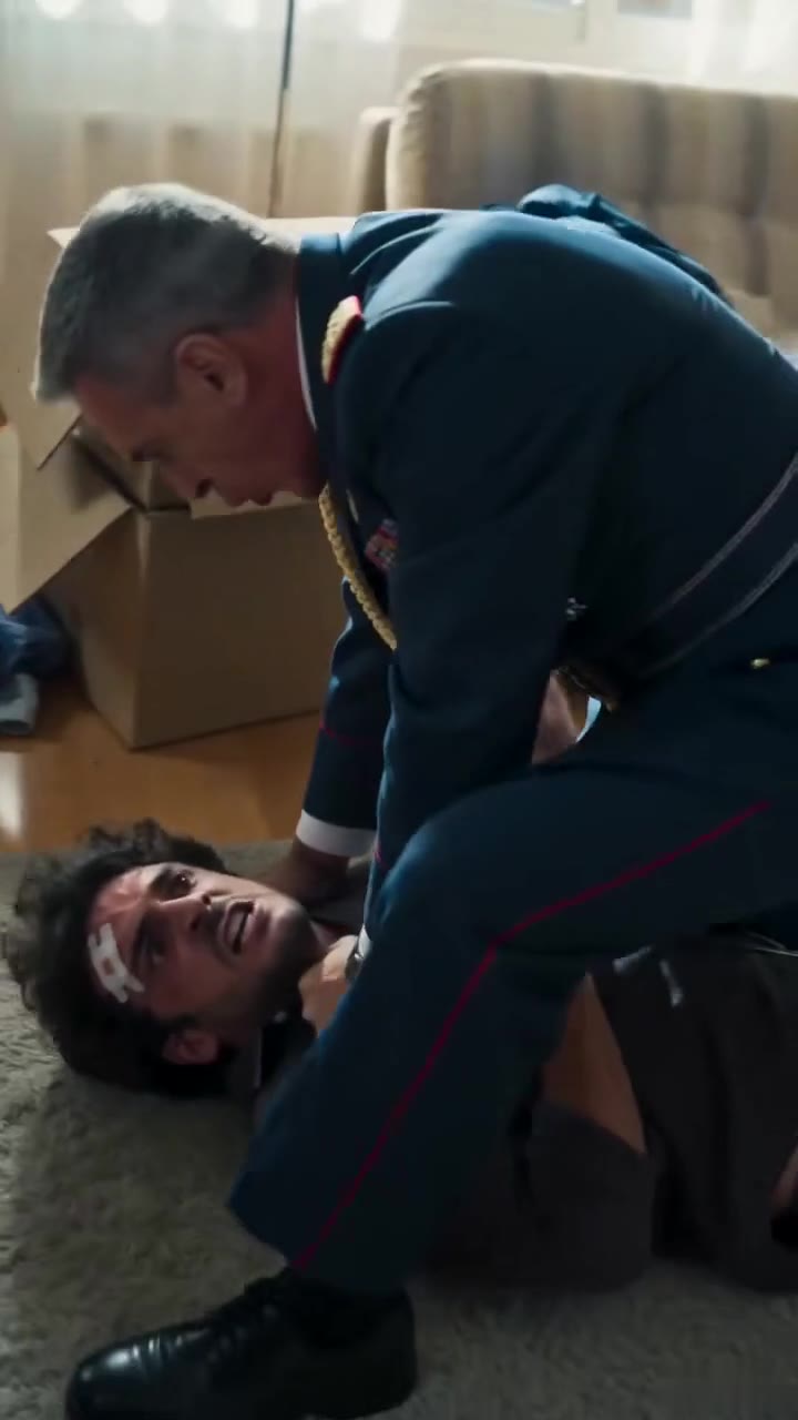 Mi esposo me acorraló entre cajas de mudanza y un coronel retirado me salvó