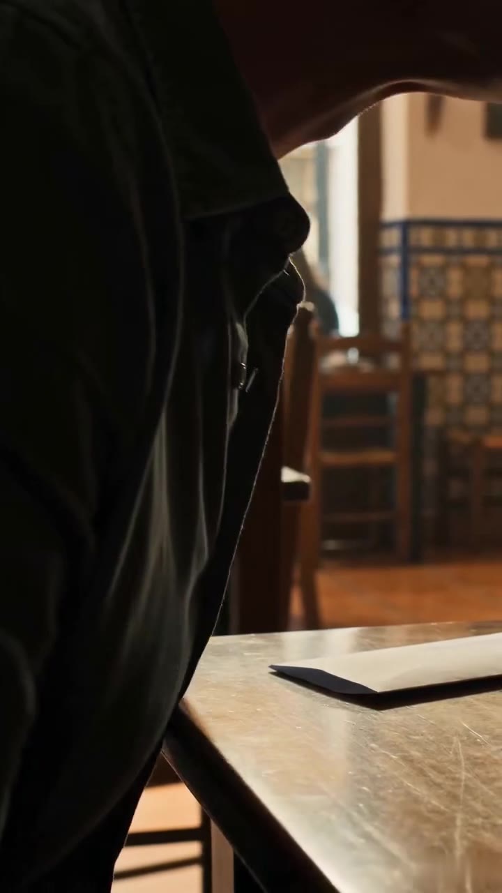 Mi esposo me amenazó en una cafetería sin saber quién lo observaba en silencio