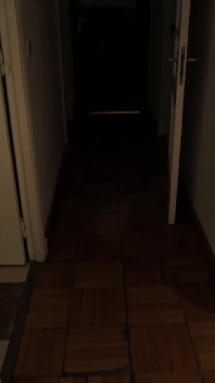 Mi esposo me tenía acorralada en la mudanza hasta que un coronel derribó la puerta