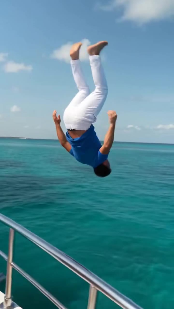 Mi prometido me arrojó al mar desde el yate sin saber quién me salvaría