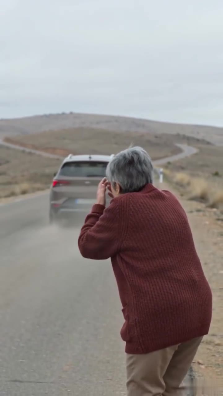 Mi propia hija me abandonó en una carretera desierta para quedarse con todo
