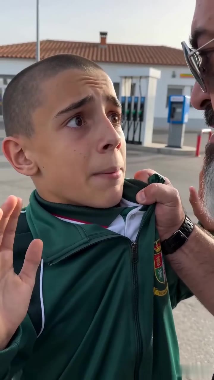 Un motero defiende a una anciana sin saber que el joven es su propio hijo