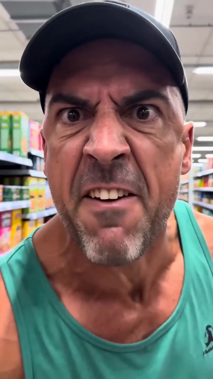 Un motero salva a una niña en el supermercado y descubre un terrible secreto