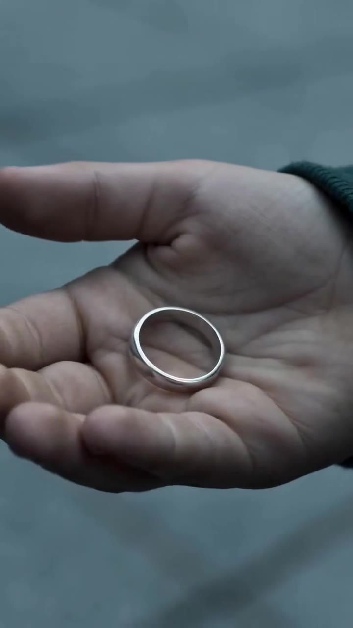 Un niño de ocho años devuelve un anillo perdido revelando un doloroso secreto familiar