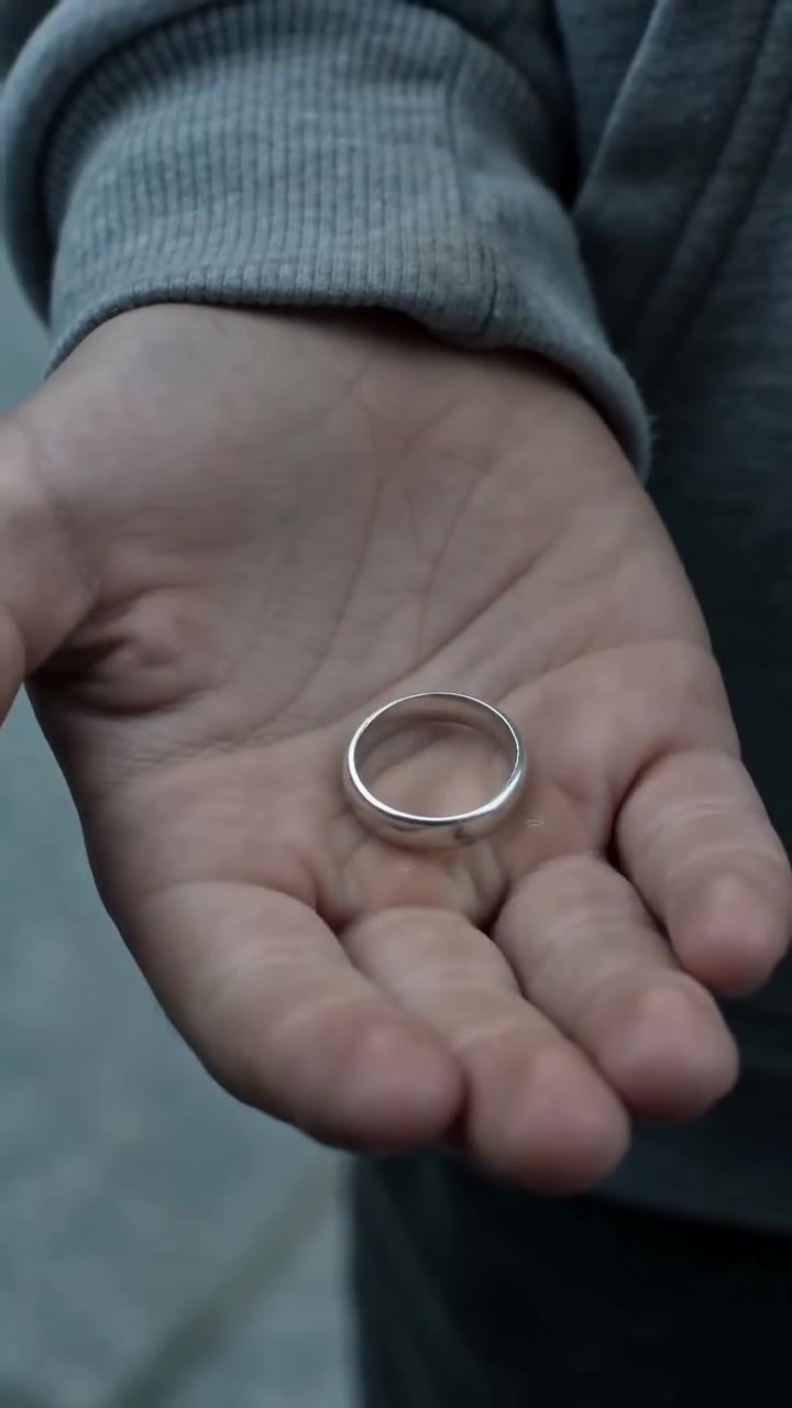 Un niño devuelve un misterioso anillo al policía que destrozó a su familia