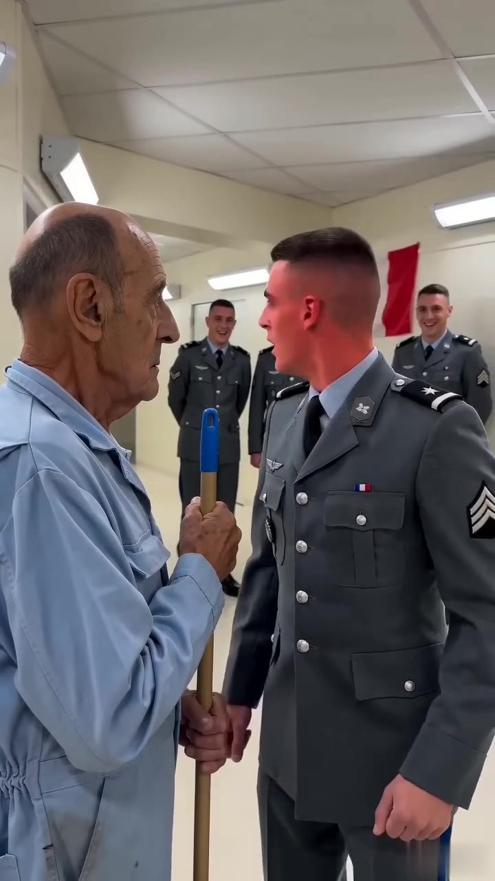 Un officier arrogant humilie un simple concierge, sans se douter de sa véritable identité.