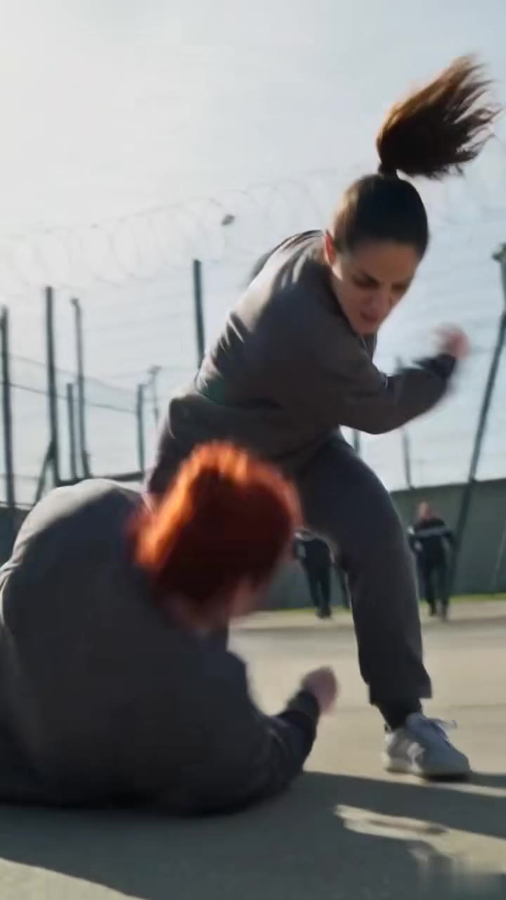 Piégée par sa meilleure amie, elle affronte l'enfer carcéral grâce à une alliée