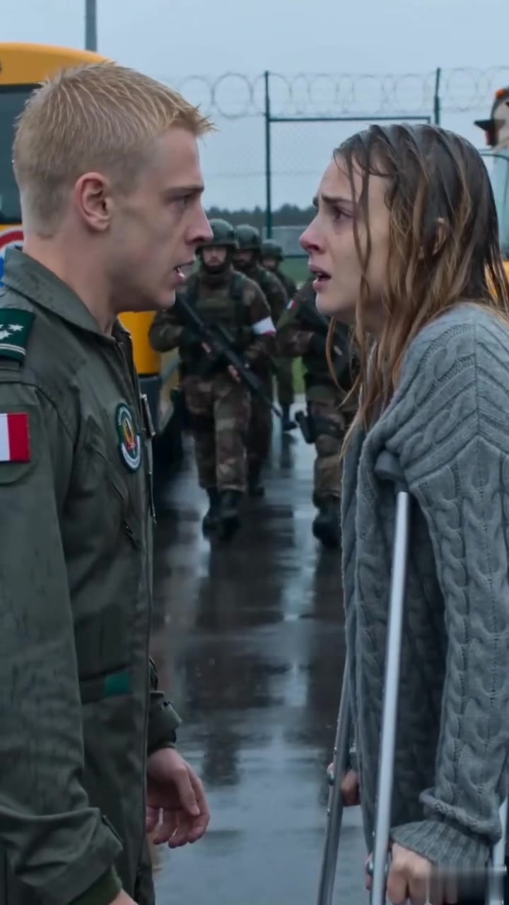 Piégée sous la pluie face aux soldats, j'ai découvert le terrible secret de Jacques