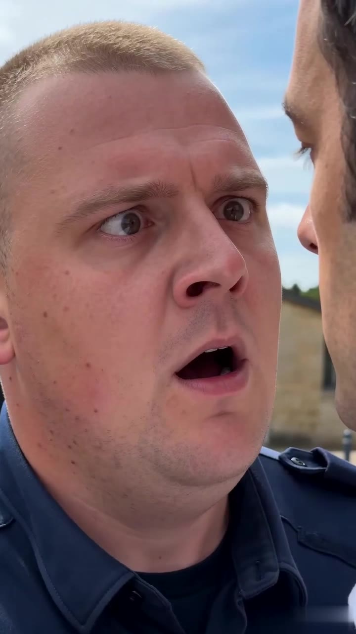 Ce policier arrogant a tenté de m'humilier, mais il ignorait complètement mon identité