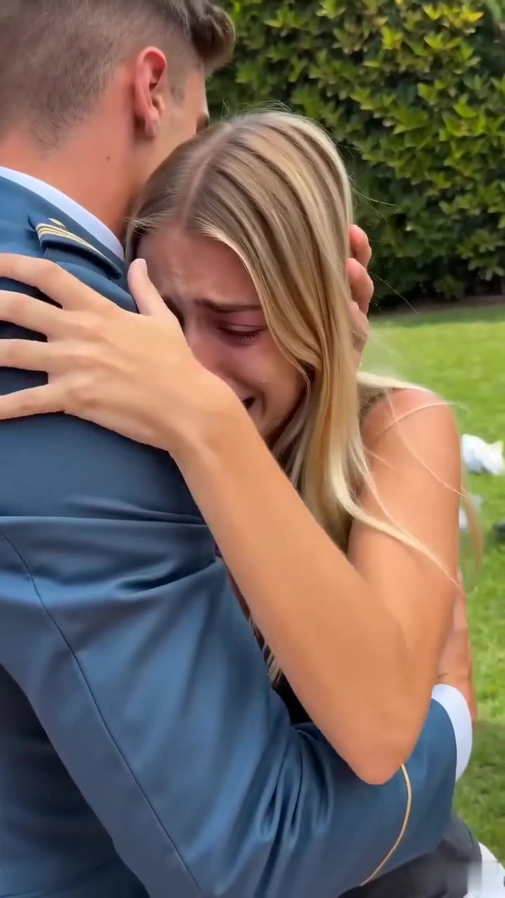 Mi prometido militar regresó justo cuando mi cuidadora me tiró de la silla