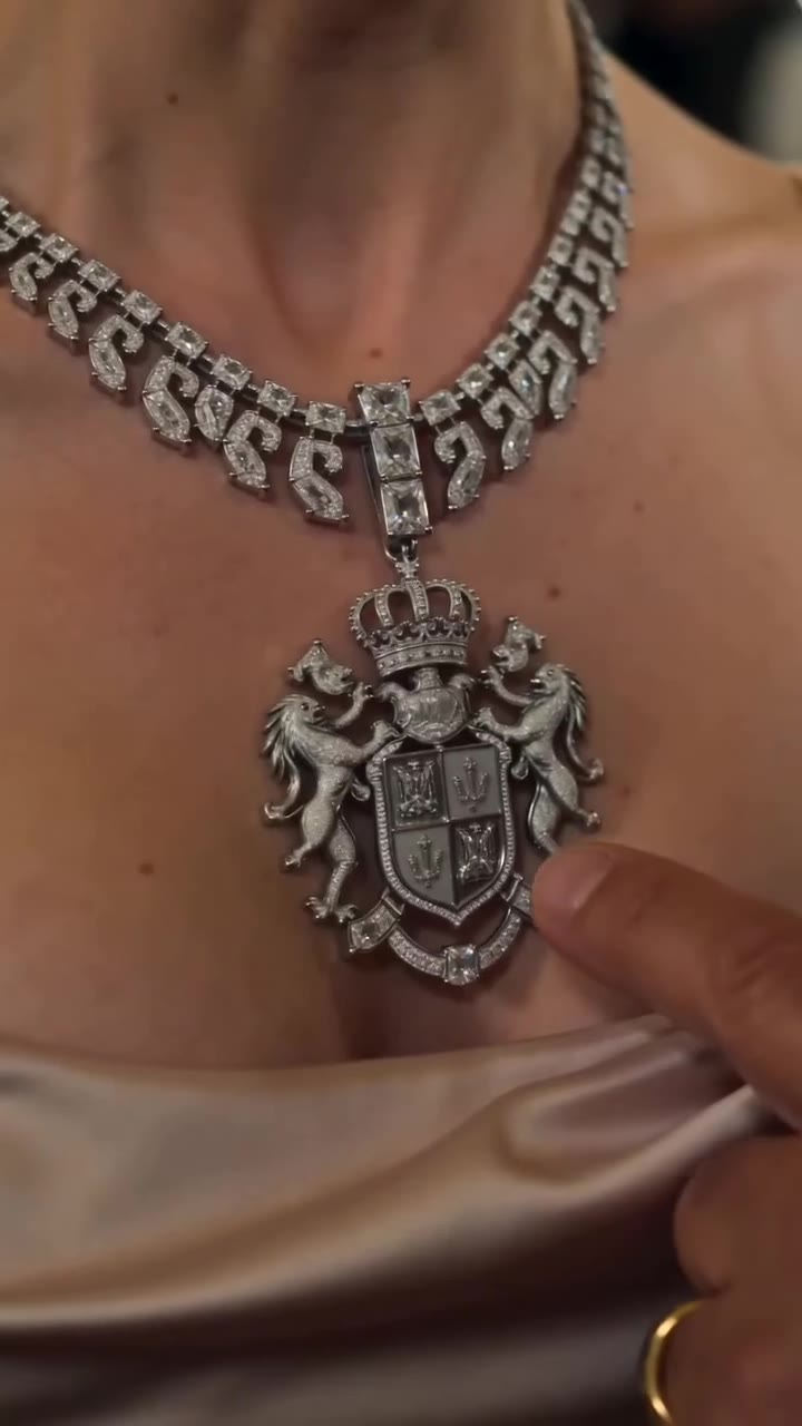 Quand mon grand-père a découvert le secret de mon collier, tout a basculé