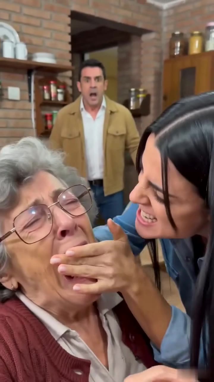 El regreso inesperado de mi esposo salvó a mi madre del peor de los abusos