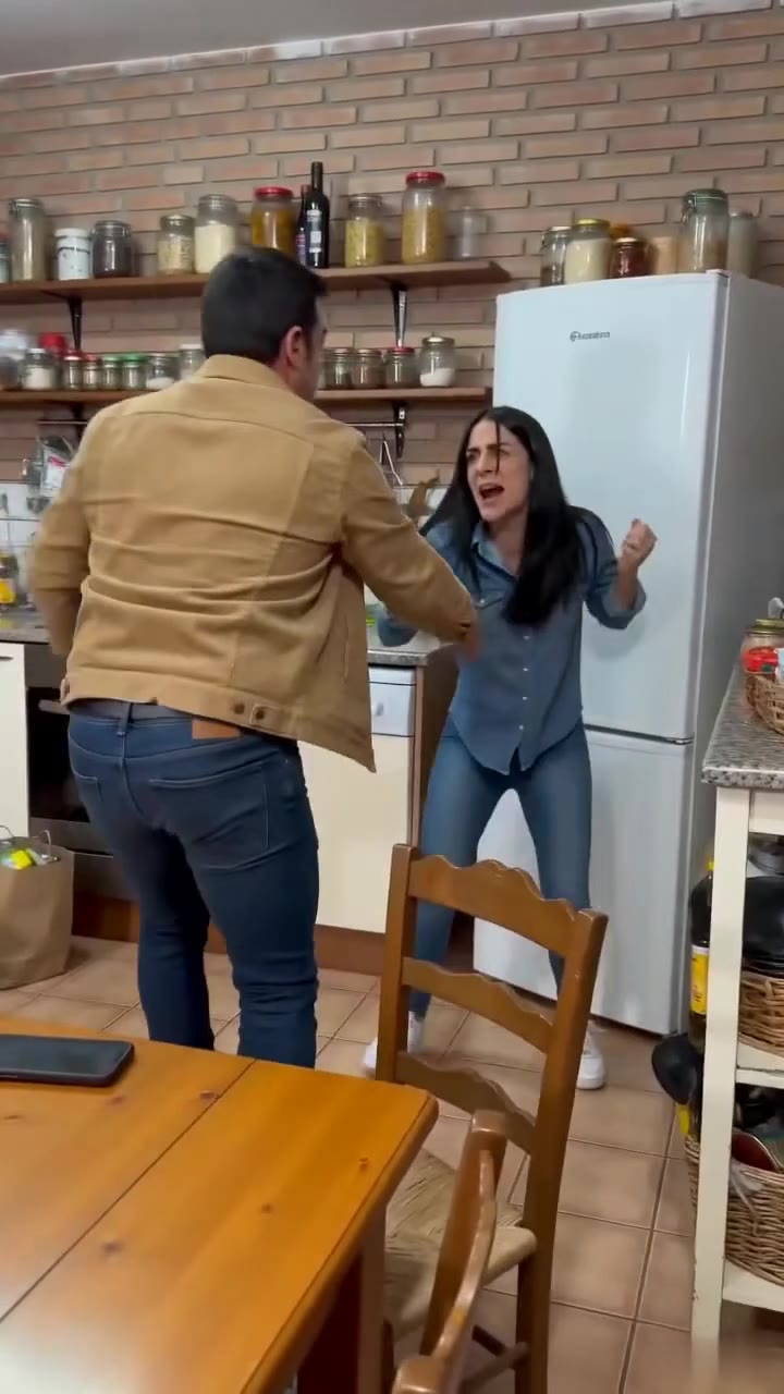 El regreso inesperado de mi esposo salvó a mi madre del peor de los abusos