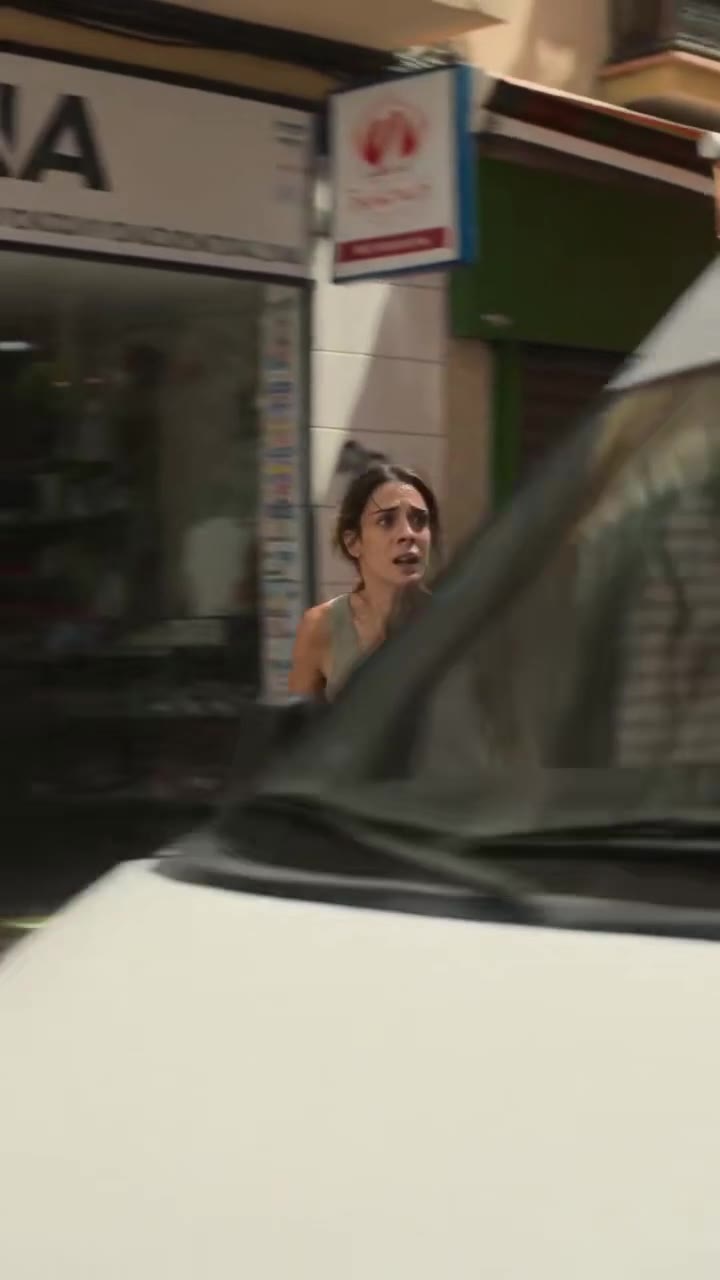 Rompió una ventanilla para salvar a un hombre y terminó arrestado por la policía