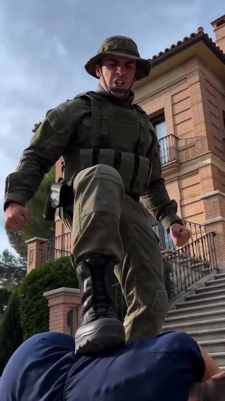 Un soldado regresa de la misión y descubre el cruel secreto de su esposa contra su abuela