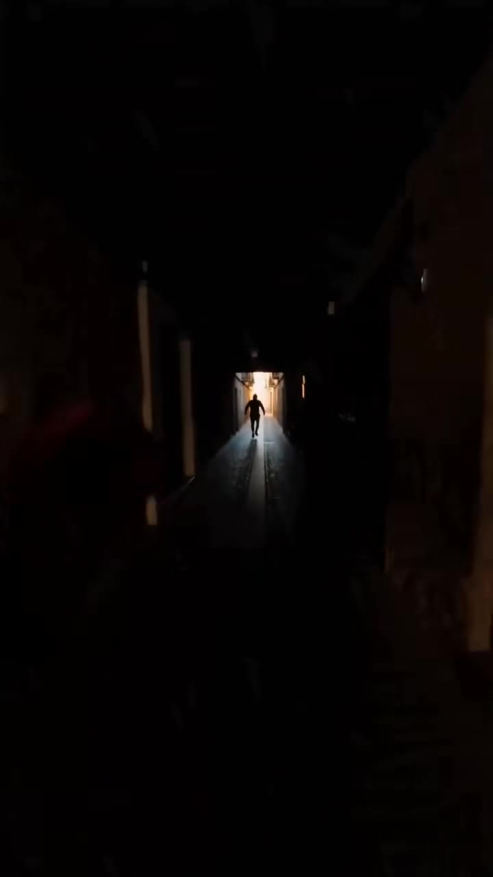 Un soldado regresa de imprevisto y salva a su abuela de una cruel traición