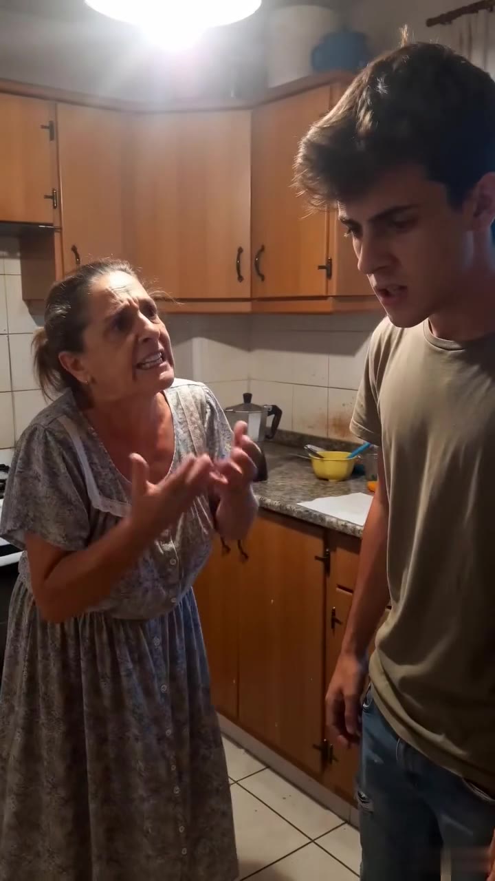 Sorprendí a la cuidadora de mi madre maltratándola y descubrí una dolorosa traición familiar