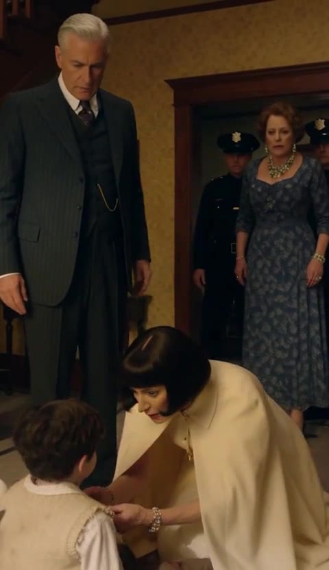 The Moment a Billionaire Stranger Knelt on the Wet Floor, He Saw the Locket — and His Own Face in the Baby's Eyes
