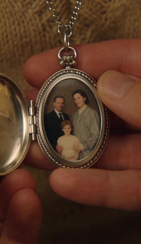 The Moment a Billionaire Stranger Knelt on the Wet Floor, He Saw the Locket — and His Own Face in the Baby's Eyes