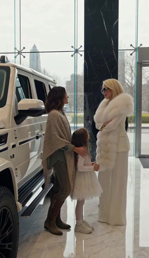The Snob Humiliated the Farmer Mom — Then the Owner Bowed to Her