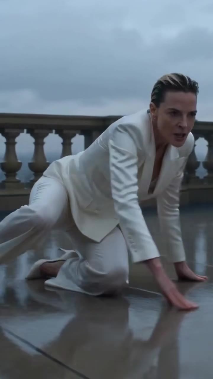 Trahie le soir de ses fiançailles, elle affronte ses rivaux sous la pluie parisienne