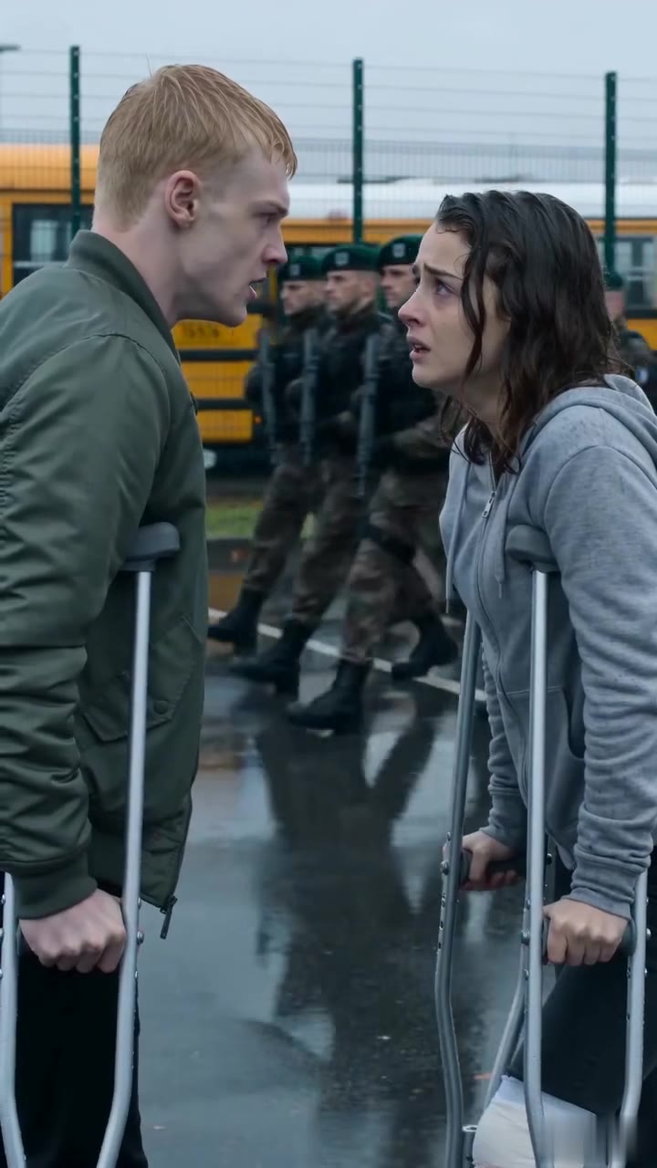 Trahie par Léo sous la pluie, j'ai découvert son secret face aux militaires.