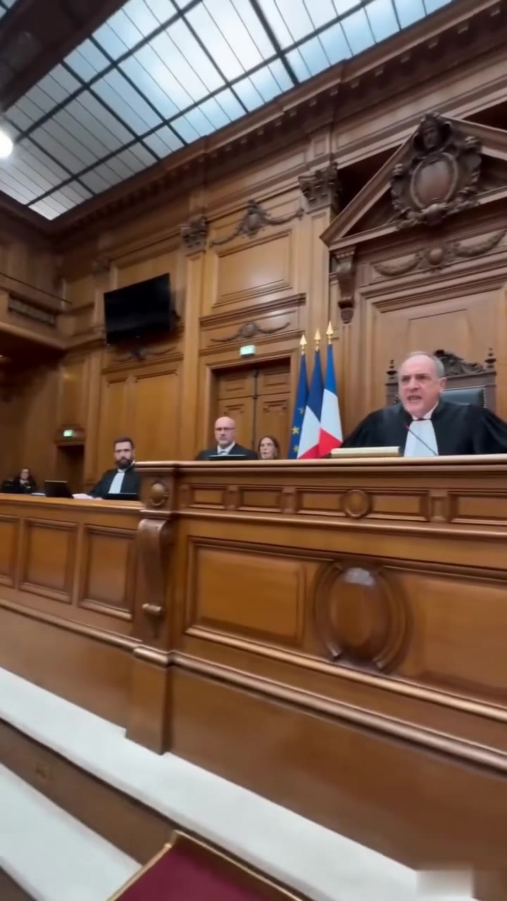 Trahie par sa propre mère en plein tribunal, elle découvre un lourd secret