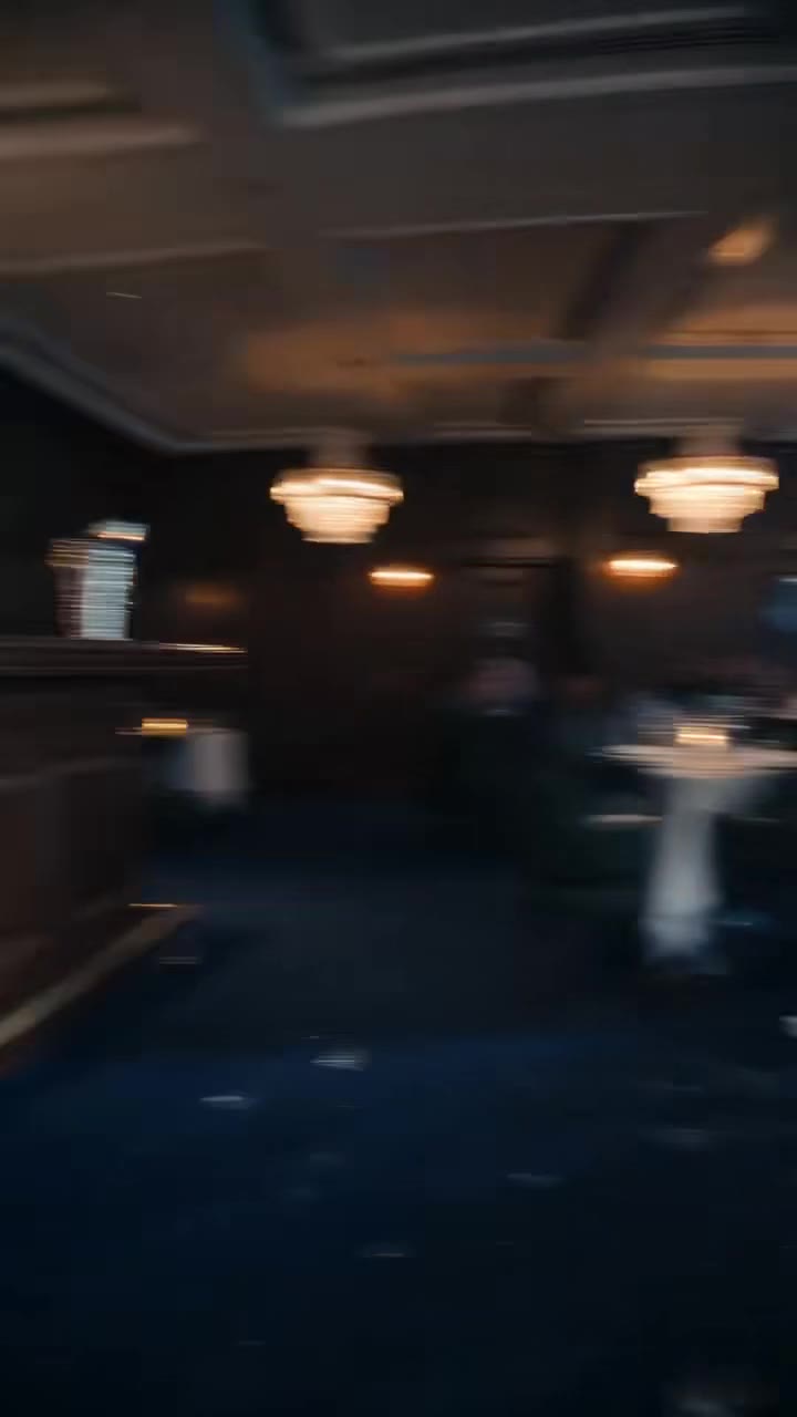 Un cliente violento me atacó en el restaurante, pero un poderoso desconocido cambió mi destino
