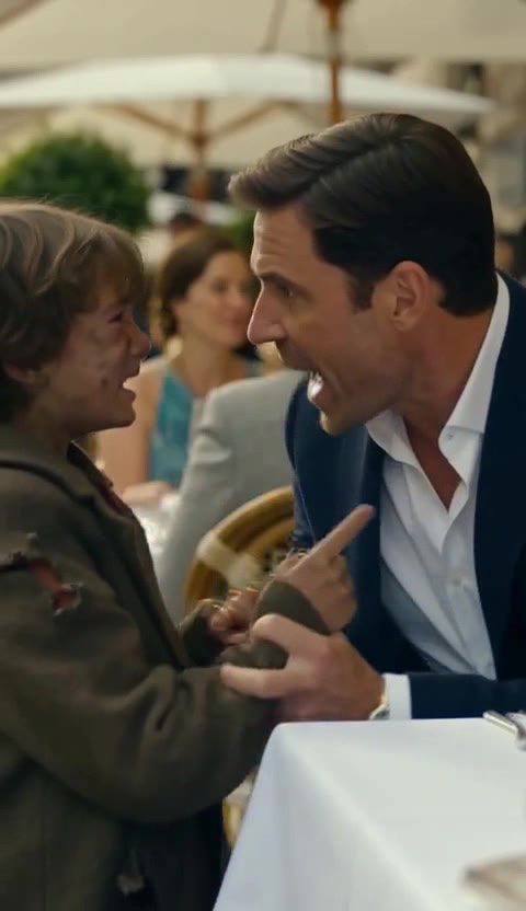 Un enfant mendiant me montre une bague, révélant le secret le plus sombre de mon mari