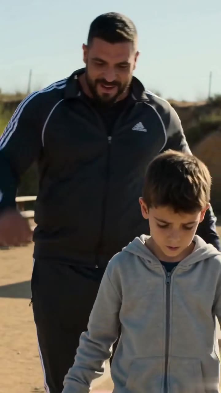 Un general detiene la humillación de mi hijo al reconocer su colgante militar
