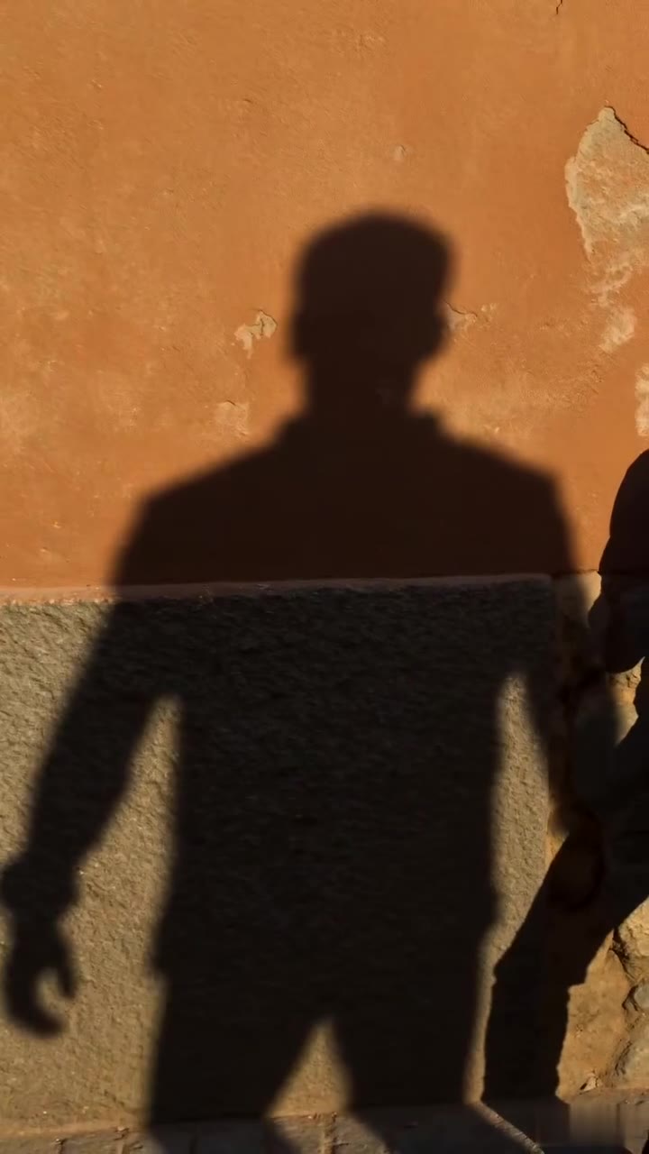 Un hombre despiadado me humilló en el suelo, pero un extraño cambió mi vida
