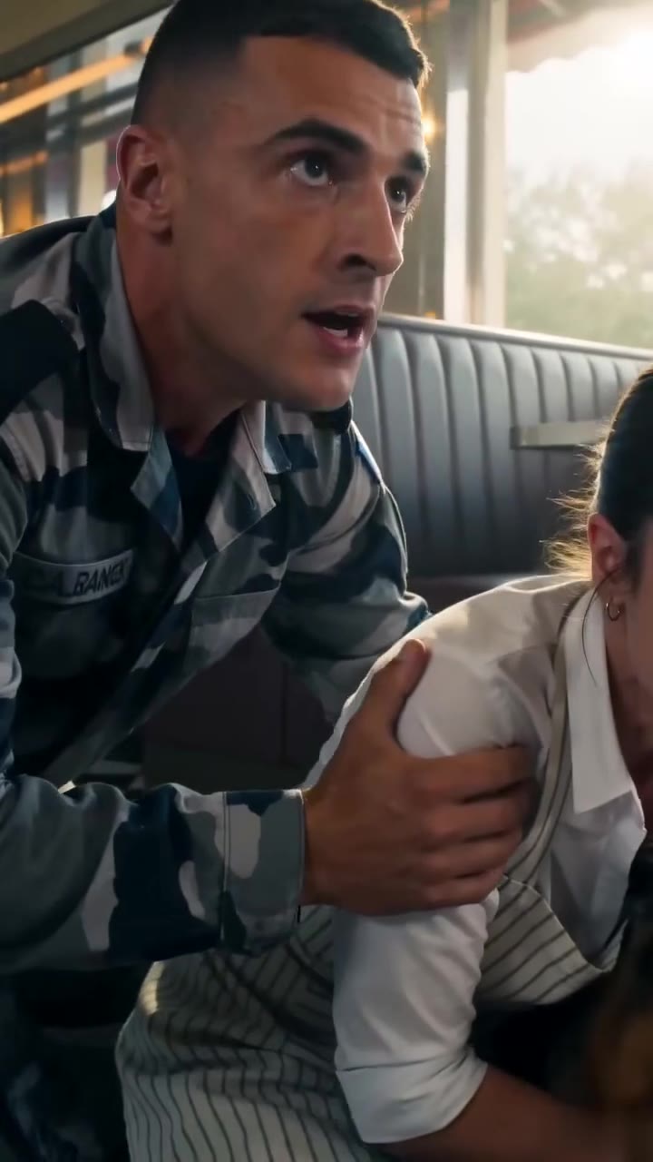 Un homme humilie une serveuse et son chien, mais l'intervention d'un militaire change tout