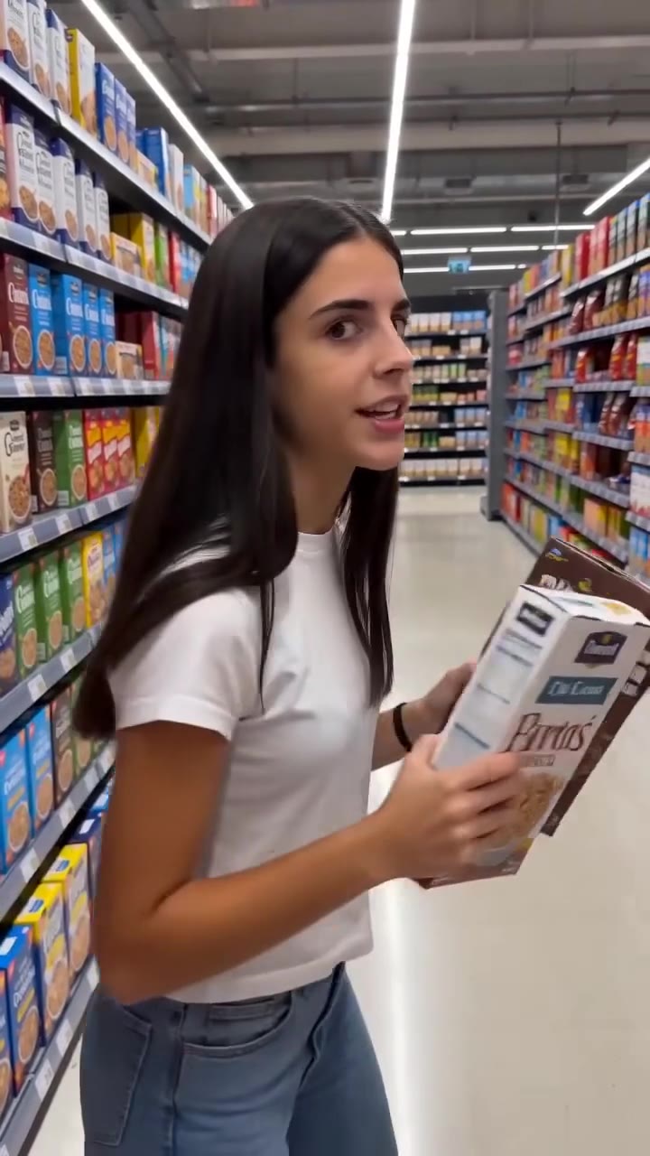 Un motero de gran corazón rescata a una niña aterrorizada en un supermercado