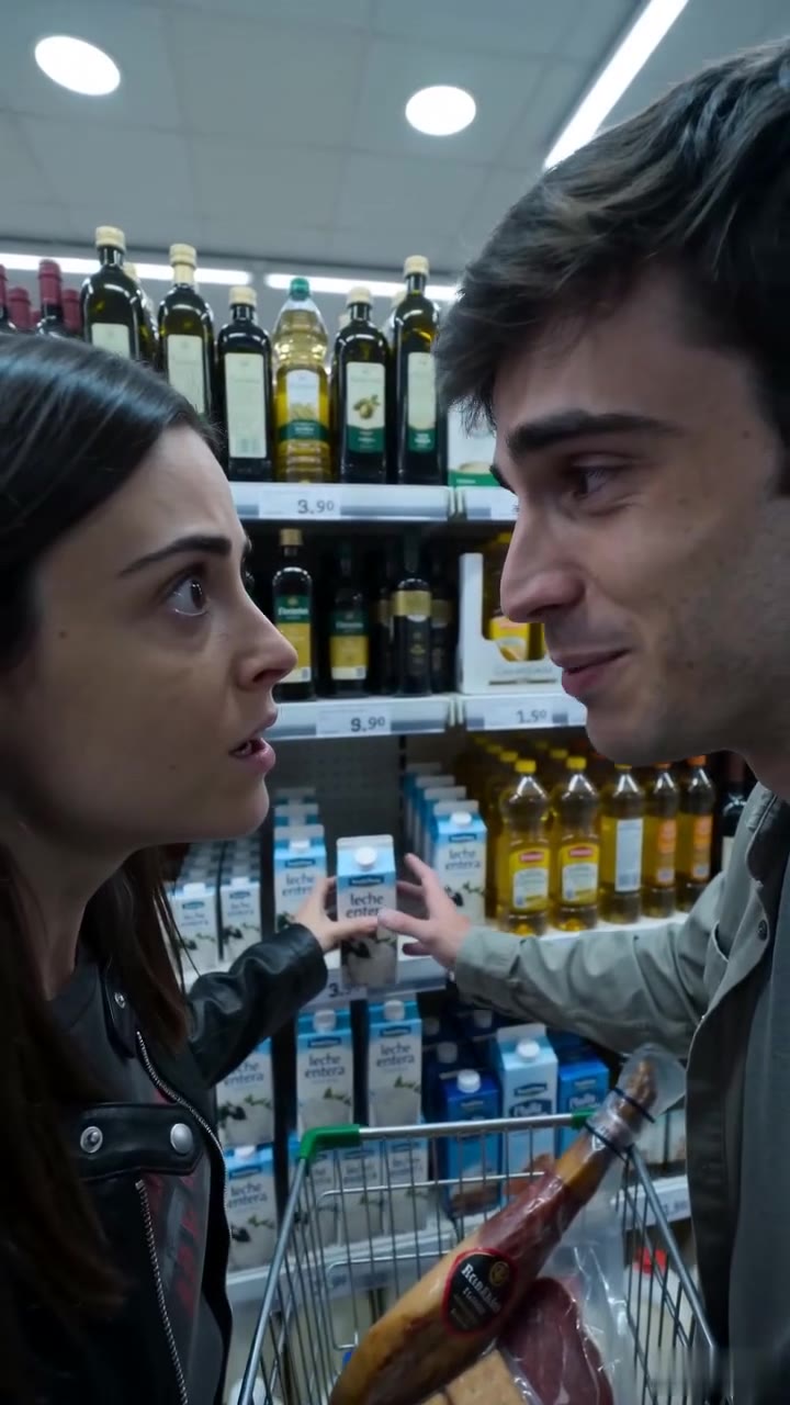 Un motero rudo defiende a una niña en el supermercado y descubre un secreto familiar
