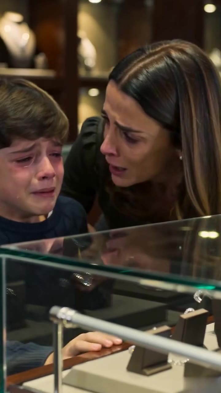 Un niño entra a mi joyería con el brazalete de mi bebé desaparecida